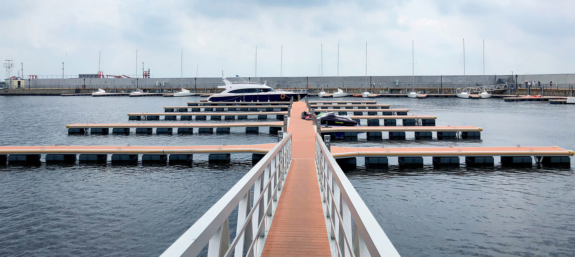 游艇码头的停泊费用是多少？